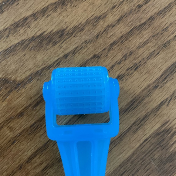 Rodan + Fields Redefine Micro-Exfoliating Roller - Picture 3 of 5